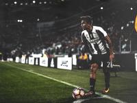 LOL-鏖战巴黎，陈雨菲独扛大旗，中国羽球女队力撼法国强敌