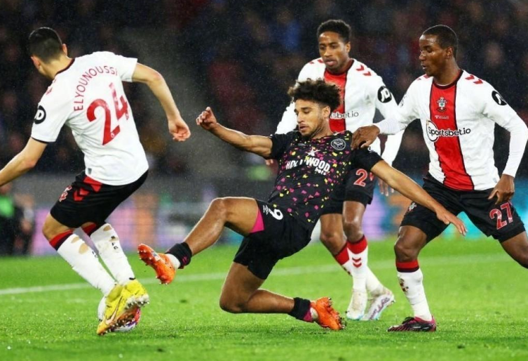 包含热刺主场战胜南安普顿，保持领跑位置的词条