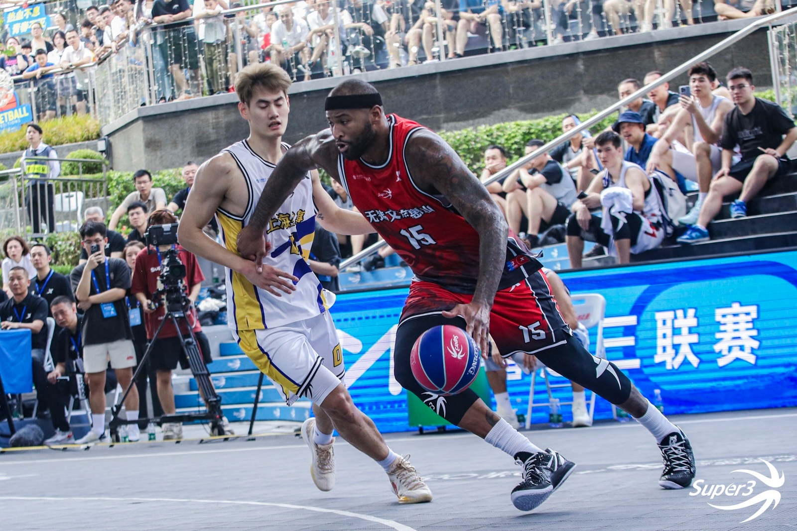 包含球员表现超凡，篮球联赛赛事氛围热烈的词条