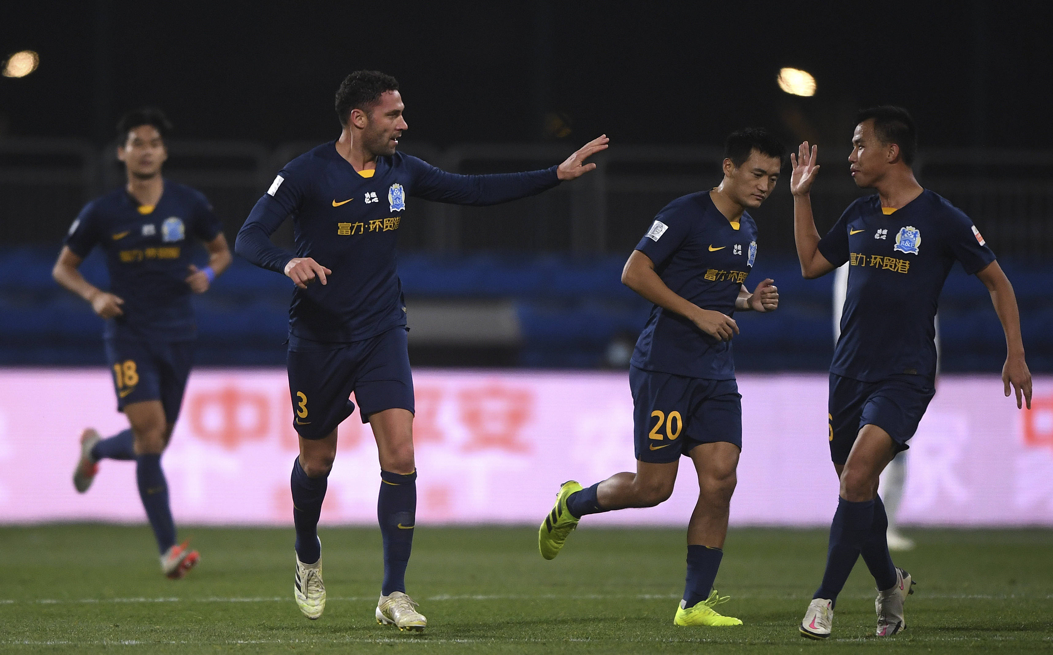 关于广州富力队面临重重困难，团结拼搏！的信息