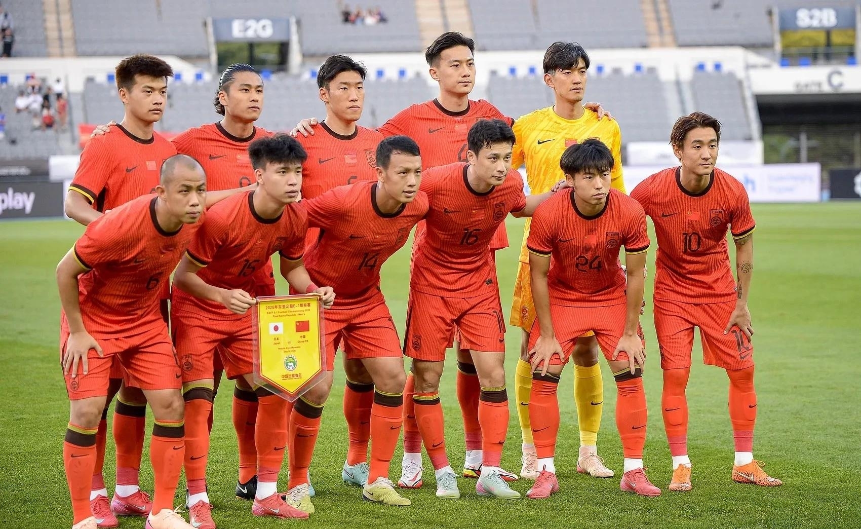 两支队伍在比赛中争夺胜利谁将夺得最后胜利 两支队伍在比赛中争夺胜利谁将夺得最后胜利