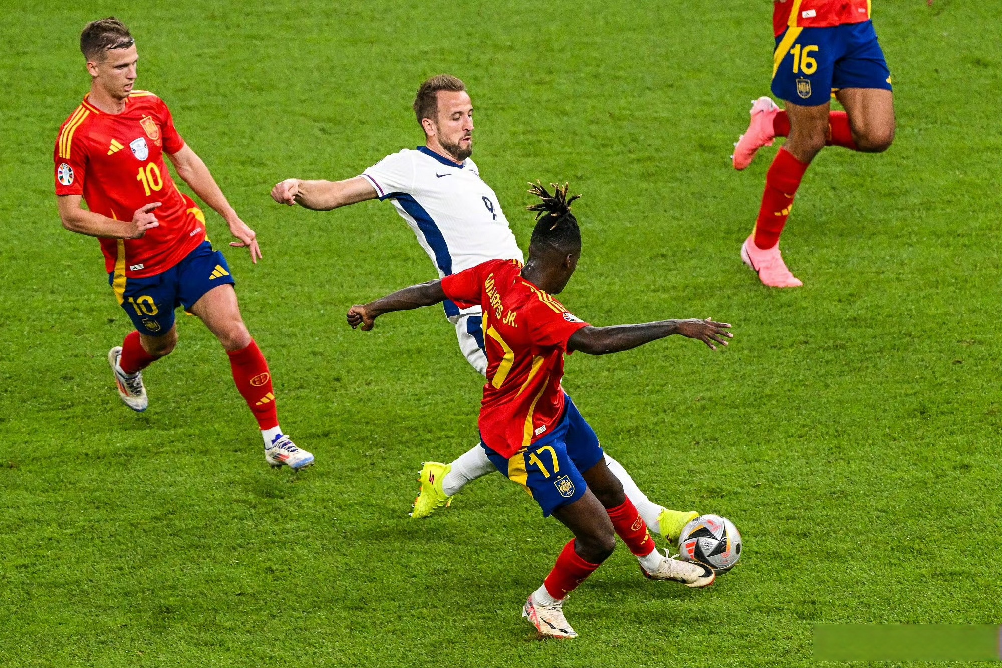 关于防守稳固：西班牙队成功击退英格兰队的信息